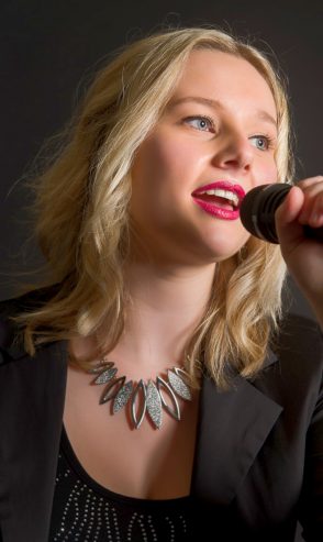 02-Sandra-mit-Mikro